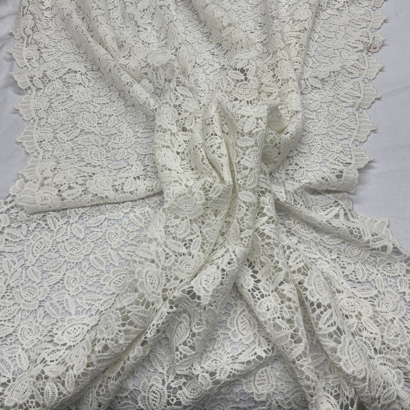 Tissu pour robe en dentelle florale de Chantilly, crème