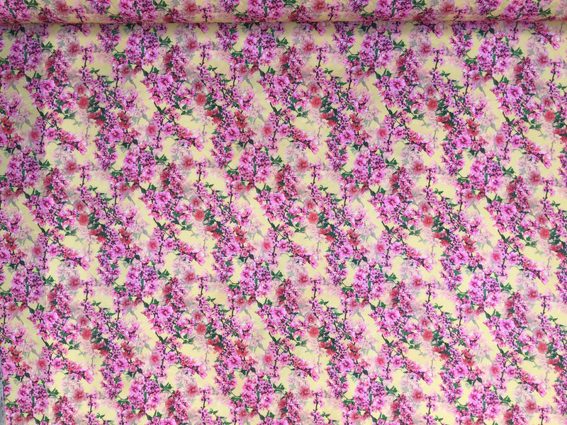 Tissu pour robe en crêpe à bulles à imprimé floral Blossom, jaune