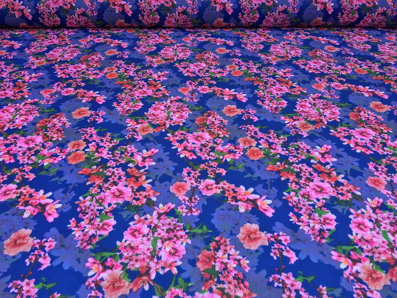 Tissu pour robe en crêpe à bulles à imprimé floral Blossom, bleu