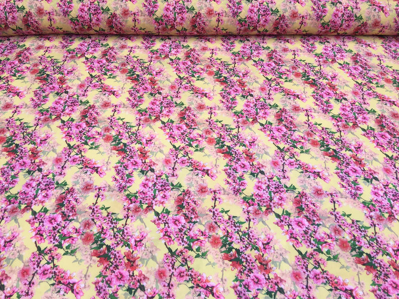 Tissu pour robe en crêpe à bulles à imprimé floral Blossom, jaune