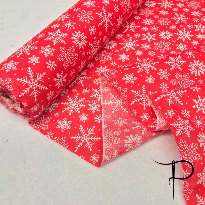 XMAS Flocons de neige blancs sur tissu polycoton rouge Jouets d'artisanat de Noël (au mètre)