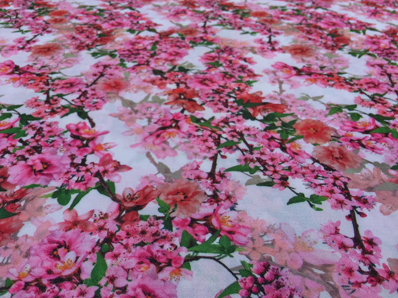 Tissu pour robe en crêpe à bulles à imprimé floral Blossom, blanc