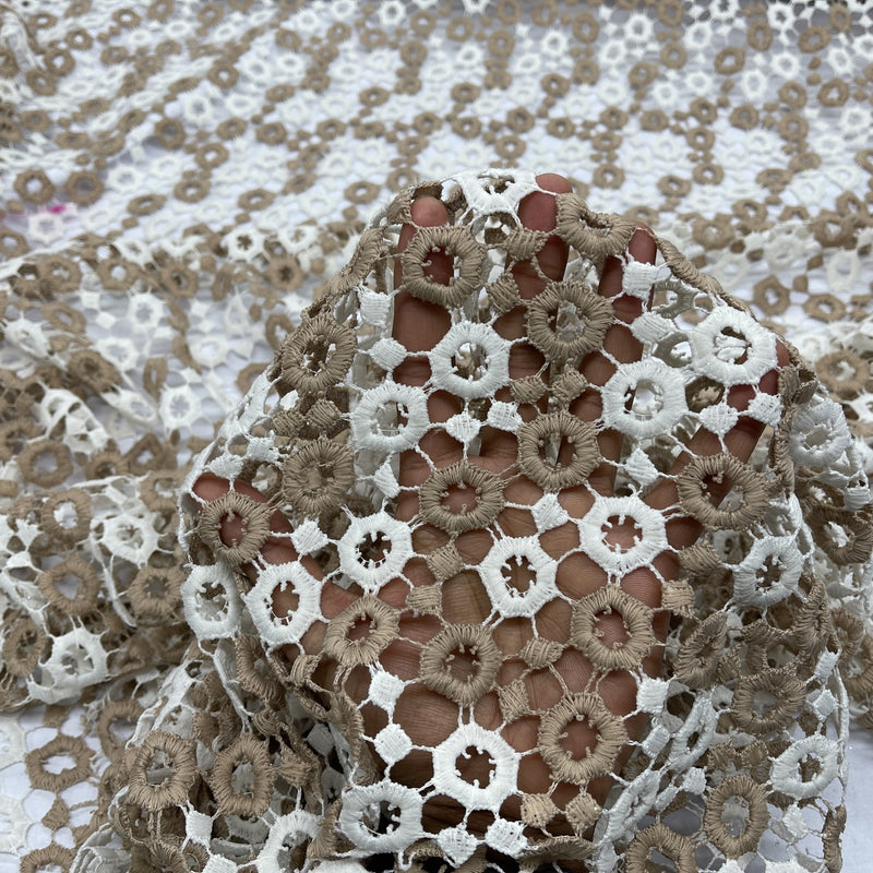 Tissu pour robe à volants en dentelle de Chantilly, marron/blanc