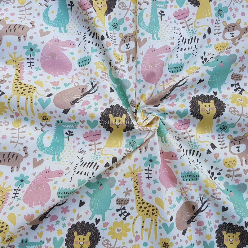 Girafes Zoo Animaux Kids Fun Polycotton Print Kids Dress Quilting Bunting 45"