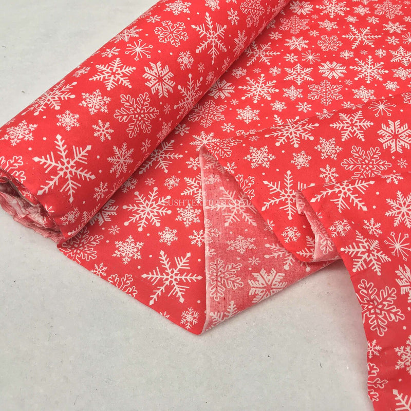 Tissu polycoton de Noël avec des flocons de neige congelés, rouge