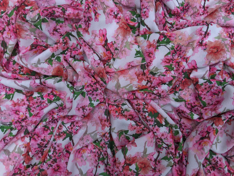 Tissu pour robe en crêpe à bulles à imprimé floral Blossom, blanc