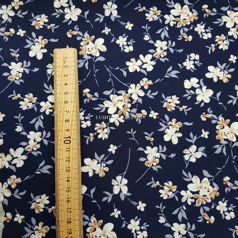 Tissu en popeline de coton avec fleurs florales, roses et Hubble